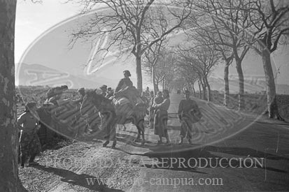 Milicianos y refugiados en la frontera con Francia