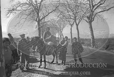 Milicianos y refugiados en la frontera con Francia