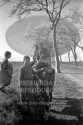 Milicianos y refugiados en la frontera con Francia