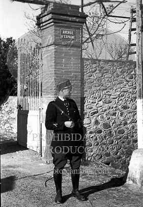 Milicianos y refugiados en la frontera con Francia