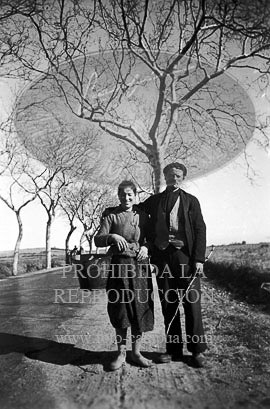 Milicianos y refugiados en la frontera con Francia