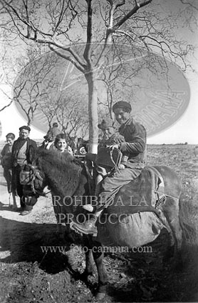 Milicianos y refugiados en la frontera con Francia
