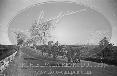 Milicianos y refugiados en la frontera con Francia