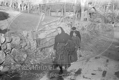 Milicianos y refugiados en la frontera con Francia