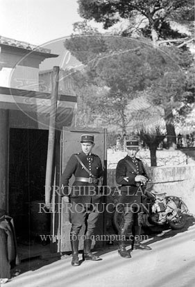 Milicianos y refugiados en la frontera con Francia