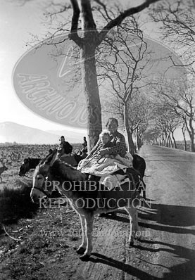 Milicianos y refugiados en la frontera con Francia