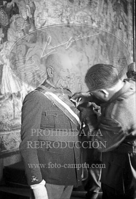 Burgos, Imposición de condecoraciones italianas