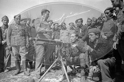 Ejercicios de tiro en la Academia Alfereces Provisionales de Avila