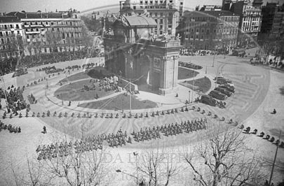 Misa por la victoria en la Puerta de Alcalá de Madrid