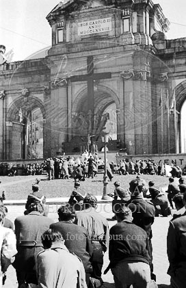Misa por la victoria en la Puerta de Alcalá de Madrid