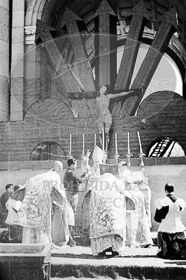 Misa por la victoria en la Puerta de Alcalá de Madrid