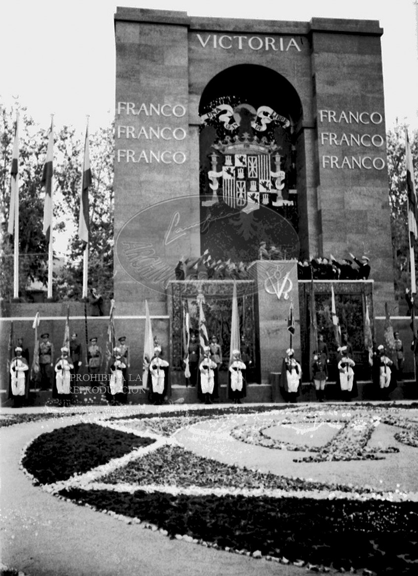 Imposicion de la Laureada a Franco