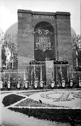 Imposicion de la Laureada a Franco