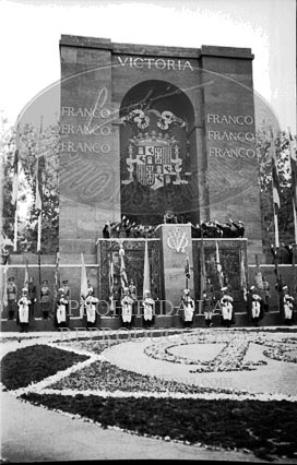 Imposicion de la Laureada a Franco