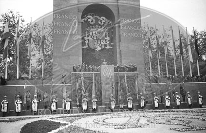 Imposicion de la Laureada a Franco