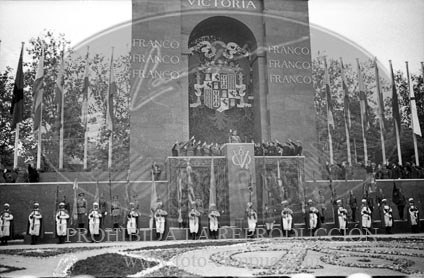 Imposicion de la Laureada a Franco