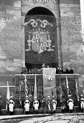 Imposicion de la Laureada a Franco