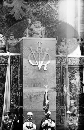 Imposicion de la Laureada a Franco