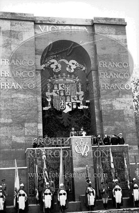 Imposicion de la Laureada a Franco