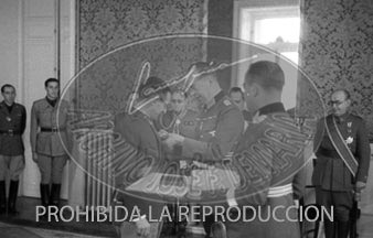 Imposición de condecoraciones alemanas