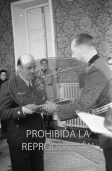 Imposición de condecoraciones alemanas