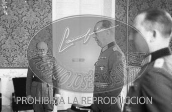 Imposición de condecoraciones alemanas