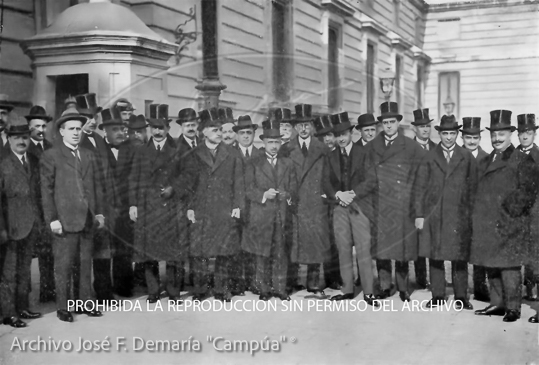 Alfonso XIII recibe a las fuerzas vivas de España en el Palacio Real