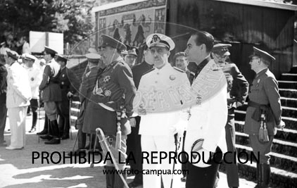 Desfile primer aniversario de la liberación de Madrid