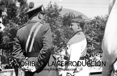 Desfile primer aniversario de la liberación de Madrid