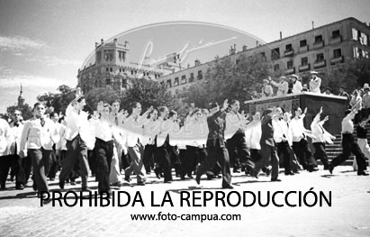 Desfile primer aniversario de la liberación de Madrid