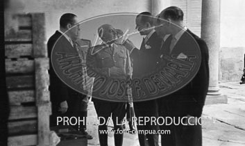 Franco recibe a los empresarios del cava catalán que le obsequian con una muestra de sus productos. 4 de junio 1948