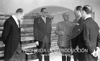 Franco recibe a los empresarios del cava catalán que le obsequian con una muestra de sus productos. 4 de junio 1948