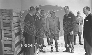 Franco recibe a los empresarios del cava catalán que le obsequian con una muestra de sus productos. 4 de junio 1948