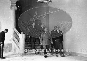 Franco recibe a los empresarios del cava catalán que le obsequian con una muestra de sus productos. 4 de junio 1948