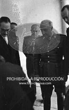 Franco recibe a los empresarios del cava catalán que le obsequian con una muestra de sus productos. 4 de junio 1948
