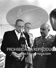 Franco recibe a los empresarios del cava catalán que le obsequian con una muestra de sus productos. 4 de junio 1948