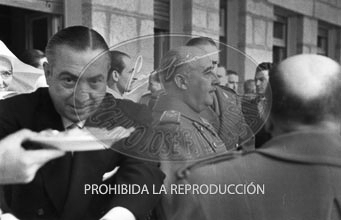 Perico Chicote sirviendo un cocktail en la inauguración de un hospital en febrero de 1949