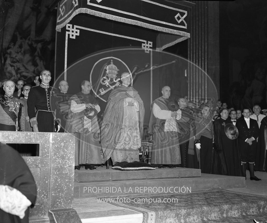 Franco visita la Catedral de Vic