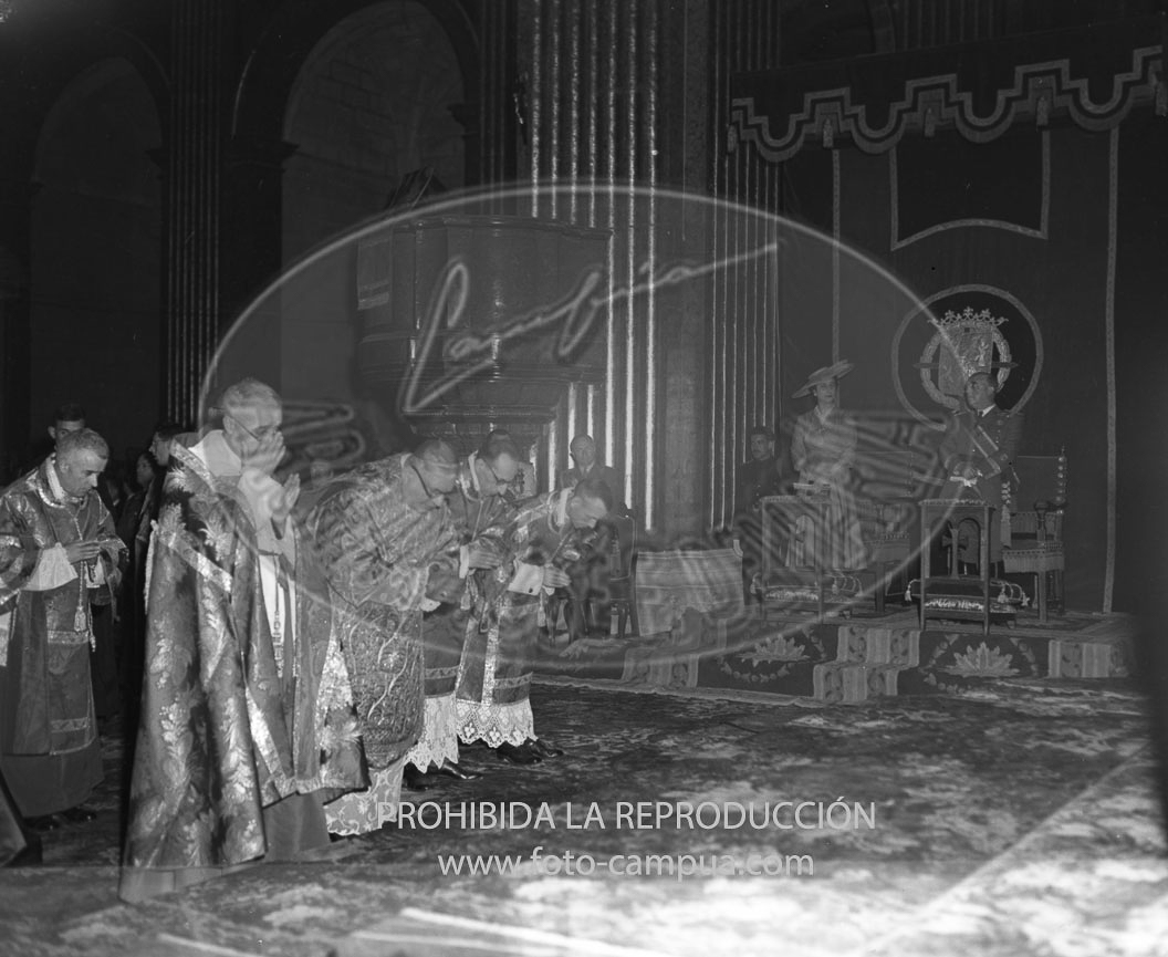 Franco visita la Catedral de Vic