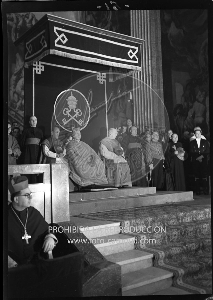 Franco visita la Catedral de Vic