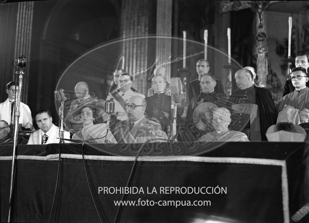 Franco visita la Catedral de Vic