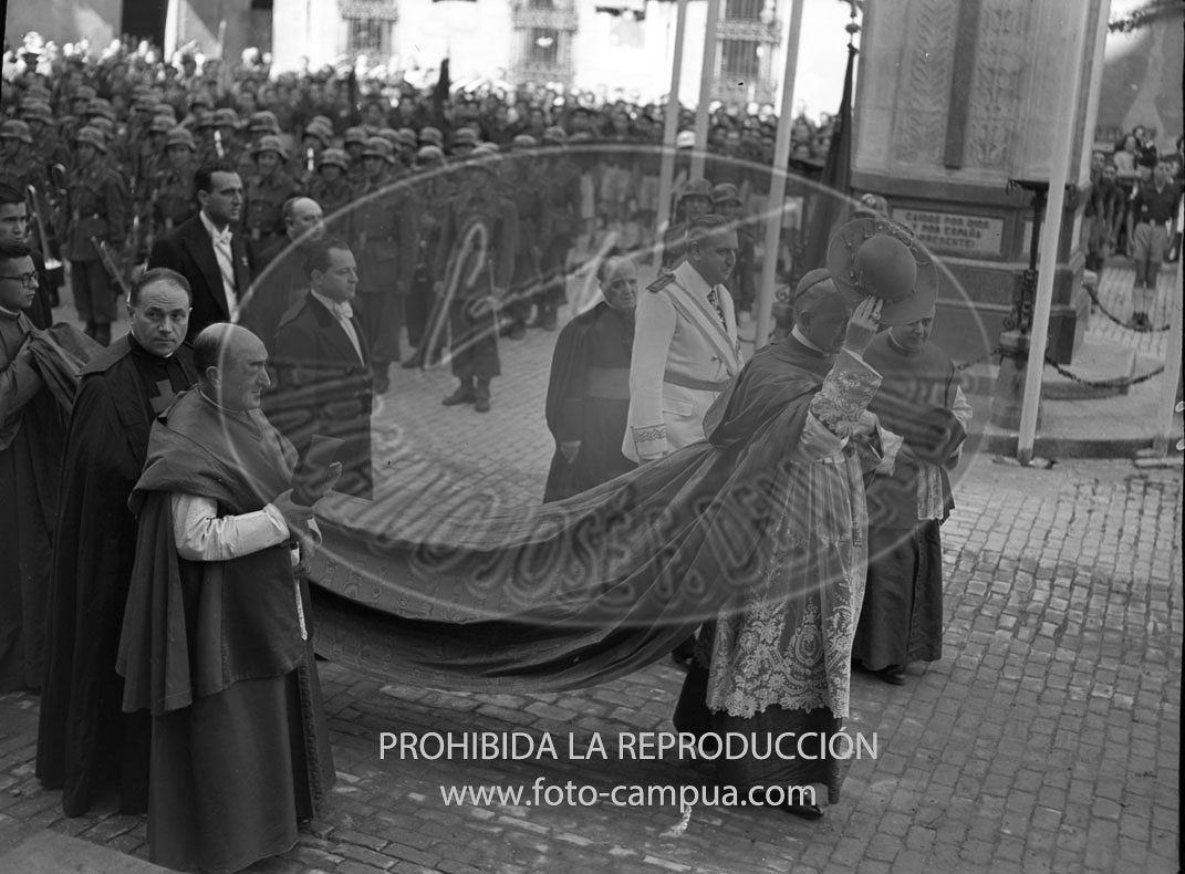 Franco visita la Catedral de Vic