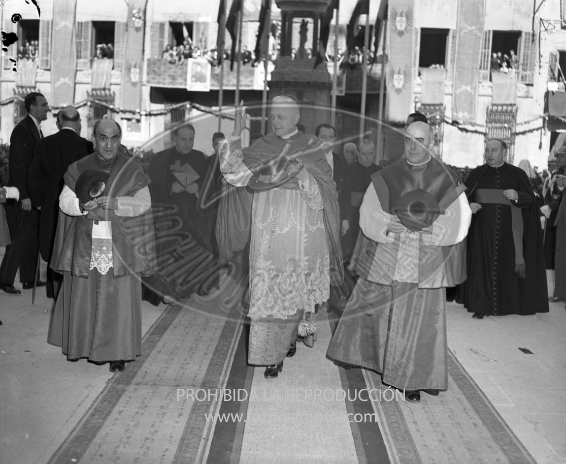 Franco visita la Catedral de Vic