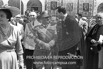 Franco visita la Catedral de Vic