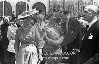 Franco visita la Catedral de Vic