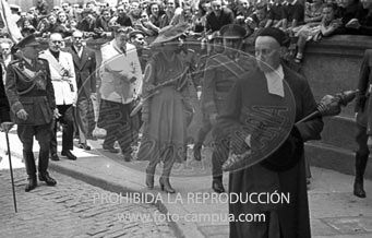 Franco visita la Catedral de Vic