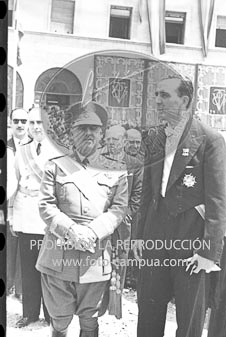 Franco visita la Catedral de Vic