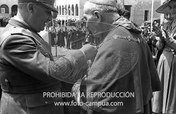 Franco visita la Catedral de Vic