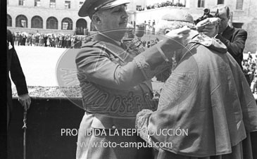 Franco visita la Catedral de Vic