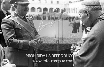 Franco visita la Catedral de Vic